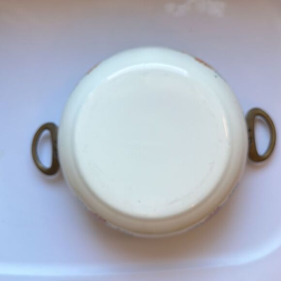 Vintage enamelware floral painted cooking pot with brass handles - Picture 5 of 9